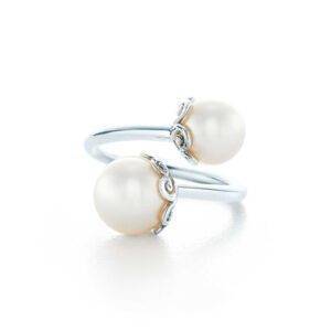 anillo con perlas engarzadas